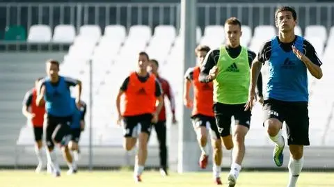 Lechia odpowiada: 
"Wskazywaliśmy na zły stan murawy"