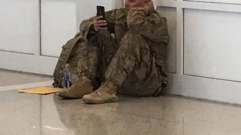 Żołnierz oglądał narodziny córki przez FaceTime