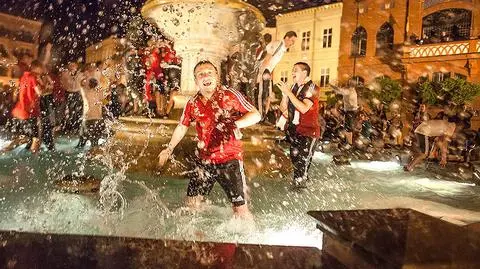 Kąpiel w fontannie i śpiewy do rana. 
Chojnice cieszą się z awansu do I ligi