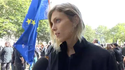 Anja Rubik w "czarnym proteście" pod ambasadą Polski w Paryżu