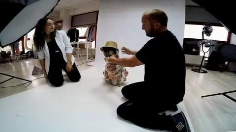 Praca ekipy i modelki na planie 