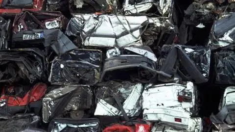 Fikcyjni handlarze złomem wyprali 20 mln