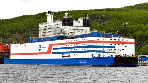 Akademik Łomonosow był budowany od 2007 roku. Nagranie, udostępnione przez Rosatom: "Pływająca elektrownia: energia dla Północy"