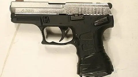 Napadł i straszył atrapą broni. Sąsiadki go pogoniły