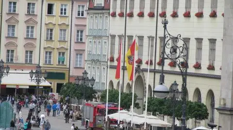 Sypie się tynk, spadają dachówki. Strażacy zabezpieczają sukiennice