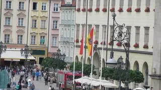 Z Ratusza odpada tynk