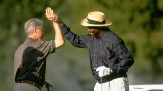 Bill Clinton i jubilat Vernon Jordan na polu golfowym