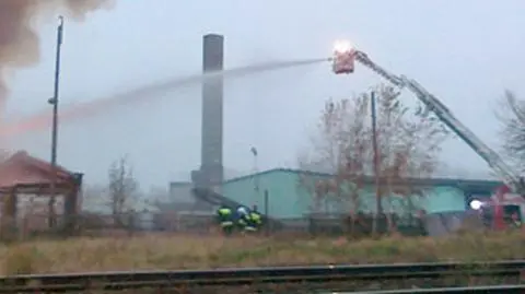 Opanowali żywioł. Dogaszanie pożaru hali