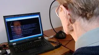 Senior przy komputerze