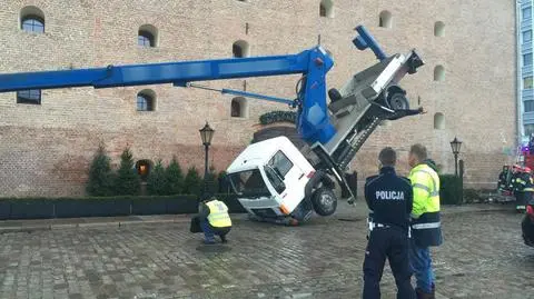 Strażacy próbują podnieść dźwig 