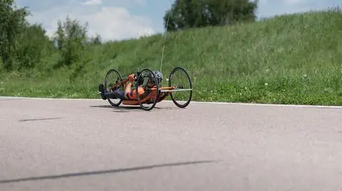 Poziomym rowerem po niemieckiej autostradzie. Rowerzysta zatrzymany