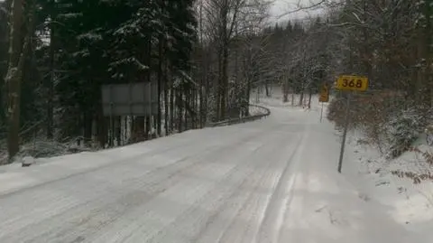 Nieodśnieżona droga na Przełęczy Okraj odstrasza kierowców