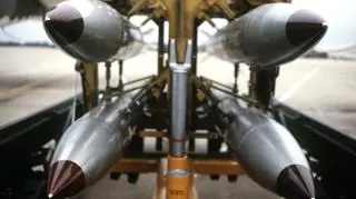 Cztery bomby B-61 szykowane do załadowania na pokład samolotu