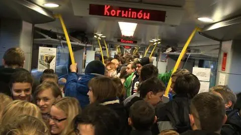 Walka o miejsce w pociągu. "Musieliśmy robić cięcia w rozkładzie, by przetrwać"