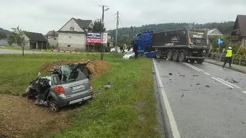 Zjechał osobówką na przeciwny pas. Prosto pod ciężarówkę