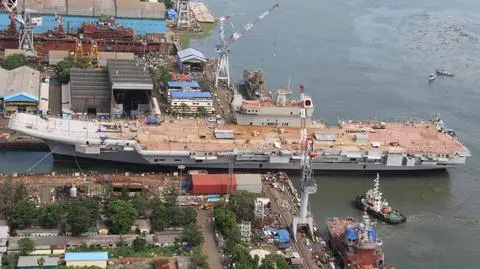 Lotniskowiec Vikrant podczas wodowania