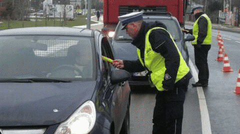 Bez prawa jazdy, ale na podwójnym gazie. 
"Kolejni pijani wyeliminowani z ruchu"