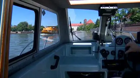 Policjanci z komisariatu wodnego uratowali topiącą się kobietę