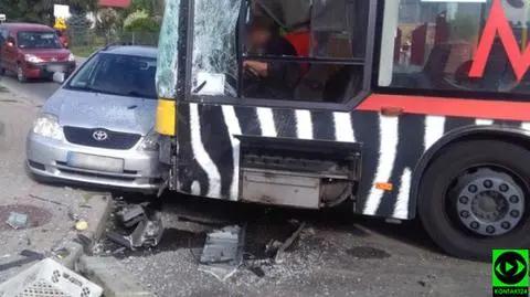 Zderzenie autobusu z samochodem dostawczym i osobówką. 12 osób rannych