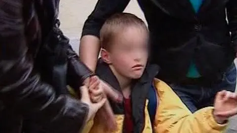 Zwróciła adoptowaną sierotę. Samolotem