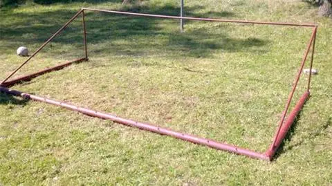 Rodzice pozwali gminę za śmierć 8-latki. Dziewczynkę przygniotła bramka