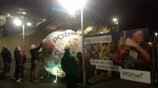 Kibice podpisują piłkę przed stadionem w Dublinie