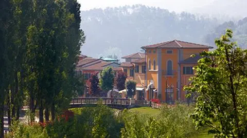 Królewskie zakupy. Asystenci płacą gotówką, a monarcha bierze "wszystko"