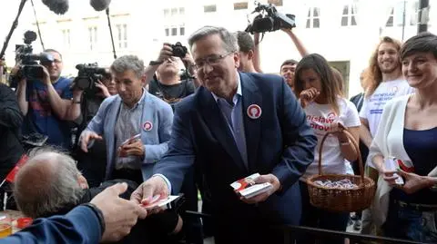 Bronisław Komorowski przeszedł z siedziby swojego sztabu przy ul. Żurawiej do Pałacu Prezydenckiego na Krakowskim Przedmieściu