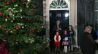 Na schodach przed Downing Street premier May towarzyszył chór dziecięcy
