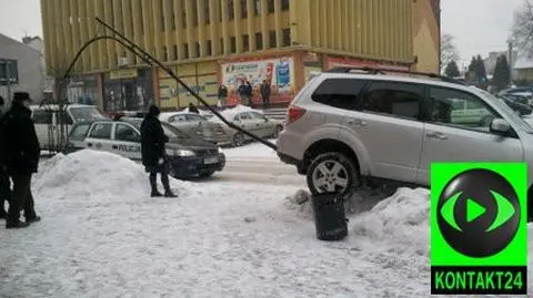 Cofała, aż wjechała na latarnię