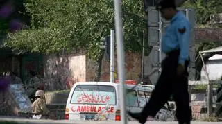 Jak podają pakistańskie władze - ostatecznie zakończyło się oblężenie Czerwonego Meczetu. Bilans walk to ponad 60 zabitych - w tym 8 żołnierzy i główny mułła - Abdul Rashid Ghazi. Uwolniono również 50 kobiet i dzieci, które były więzione w podziemiach meczetu.(APTN)