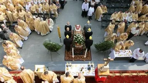Prałat Malacki spoczął obok ks. Popiełuszki