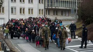 Grupa uchodźców na granicy austriacko-słoweńskiej