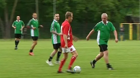 Premier Tusk gra w nogę