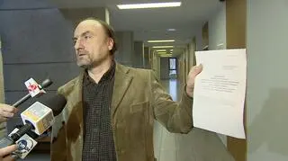 Janusz Radke pokazuje treść orzeczenia