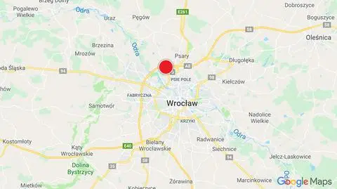 Bus przewożący chemikalia przewrócił się na AOW