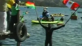 Ani wysokość - prawie cztery tysiące metrów nad poziomem morza, ani temperatura wody - sześć stopni - nie odstraszyły peruwiańskiego pływaka. W sześć godzin przepłynął wpław jezioro Titicaca leżące na granicy Boliwii i Peru. Sportowiec nie robił tego jednak dla przyjemności czy poprawy kondycji. Tłumaczy, że chciał zwrócić uwagę na piękno jeziora. Nie kryje, że chodzi jeszcze o coś więcej. Ma nadzieję, że w ten sposób uda mu się zareklamować kandydaturę Titicaca do przyszłorocznych wyborów siedmiu naturalnych cudów świata. (APTN)