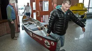 Marcin Gienieczko oddaje swoje canoe do Narodowego Muzeum Morskiego