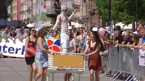 Szpitalne łóżka pędzą po starówce