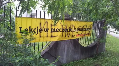 "Wunderwaffe" na banerach przed meczetem 