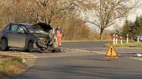Brzeg. Kierowca ominął rogatki i zderzył się z pociągiem
