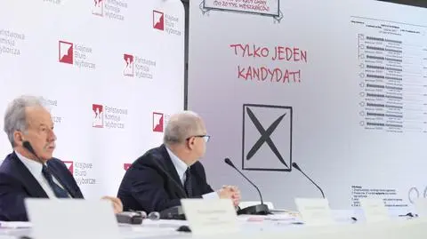 Przewodniczący PKW Wojciech Hermeliński oraz sędzia SN Wiesław Błuś podczas pierwszej konferencji nt. wyborów samorządowych