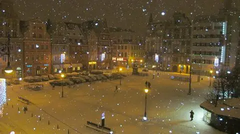 Wrocław pod śniegiem, niska widzialność. 
Pogoda na noc