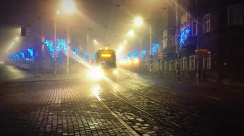 Plac Wiosny Ludów we mgle