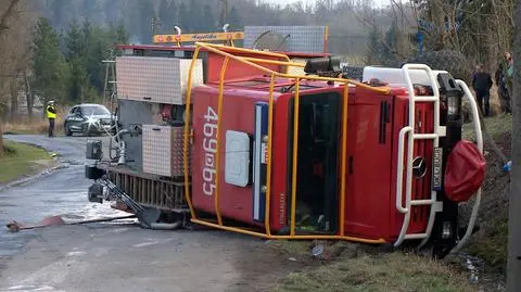 Strażackim wozem jechało trzech ochotników. Policja szuka kierowcy