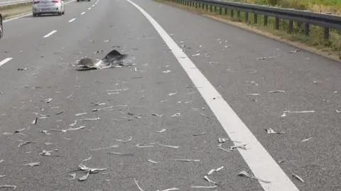 Złom z ciężarówki rozsypał się na A4. Metalowe odłamki przebijały opony