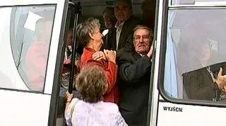 "Autobusy zastępcze w Kielcach? jakiś absurd..." - pisze internautka w komentarzu do wprowadzenia transportu zastępczego. Inny użytkownik portalu tvn24.pl filmuje tłok w tych autobusach. ZTM, które wprowadziło transport zastępczy w związku ze strajkiem kierowców przyznaje: -Problem jest i szybko go nie rozwiążemy. (film internauty)