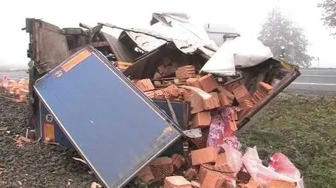 Pociąg staranował tira
