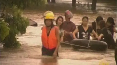 Tajfun Hagupit zaatakował południową chińską prowincję Guangdong. Wiejący z prędkością ponad 170 km/h wiatr zmusił do ewakuacji 28 tys. osób w prowincji i spowodował powódź w Hong Kongu. (APTN)
