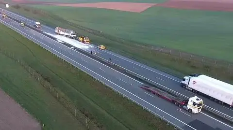 Austostrada A2. Zderzenie, ciężarówka na boku. Jedna osoba nie żyje